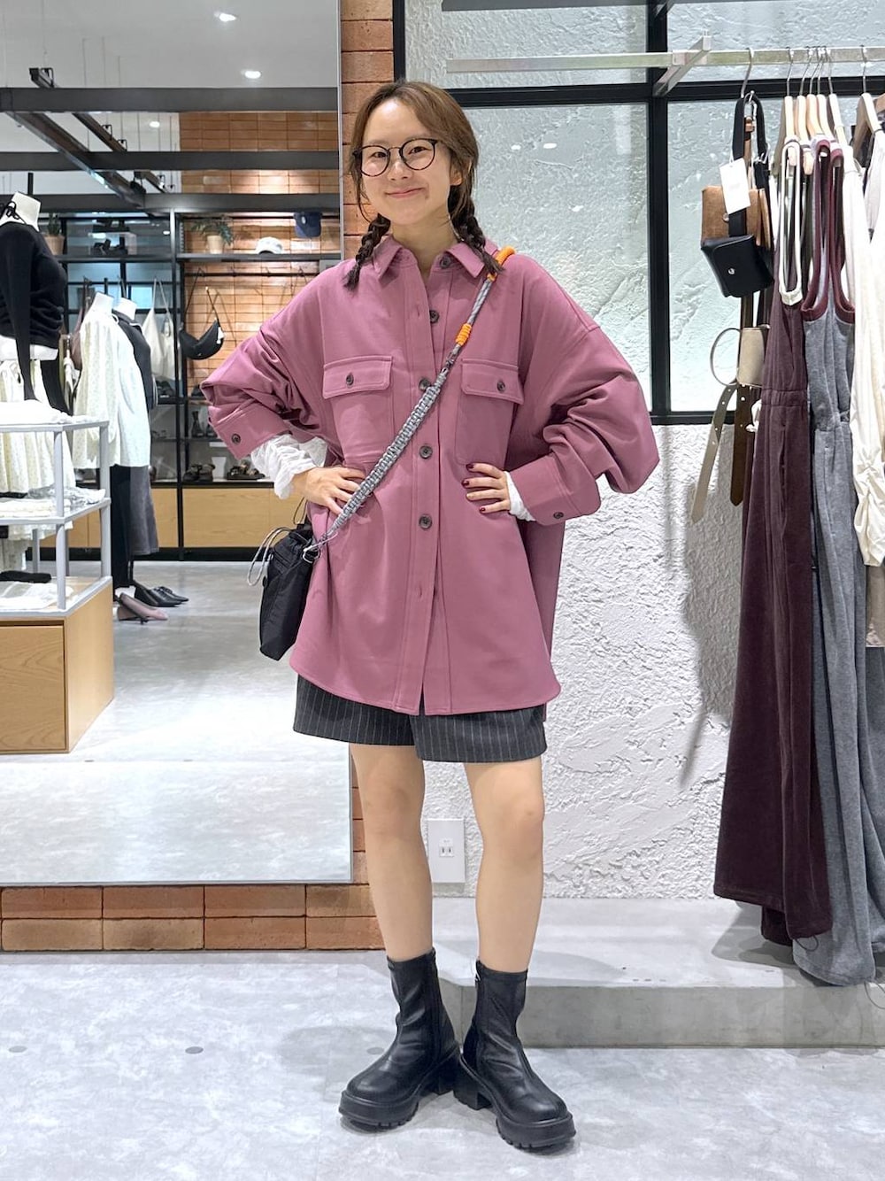ブラック系のブーツ、ブラック系のショルダーバッグ、ホワイト系のTシャツ/カットソーを着用したレディースの秋コーディネートの1枚目の写真