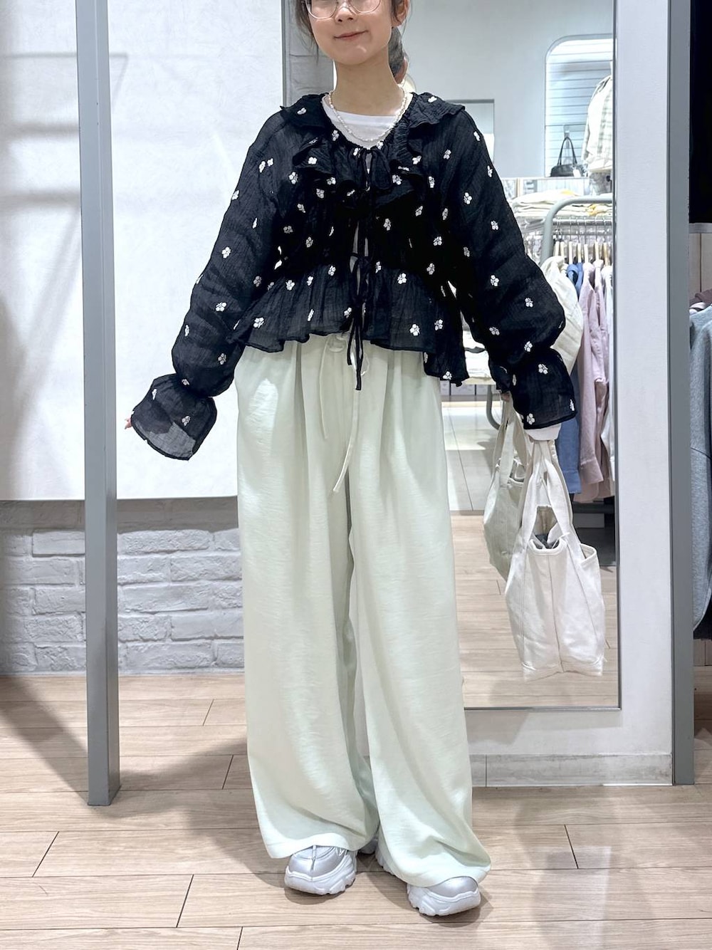 ホワイト系のショルダーバッグ、ホワイト系のTシャツ/カットソー、グリーン系のその他パンツを着用したレディースの春コーディネートの1枚目の写真