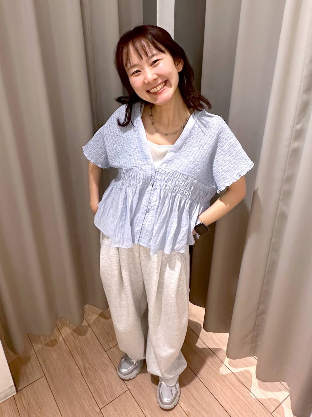 グレー系のスウェットパンツ、ホワイト系のタンクトップ、シルバー系のスニーカーを着用したレディースの春コーディネートの1枚目の写真