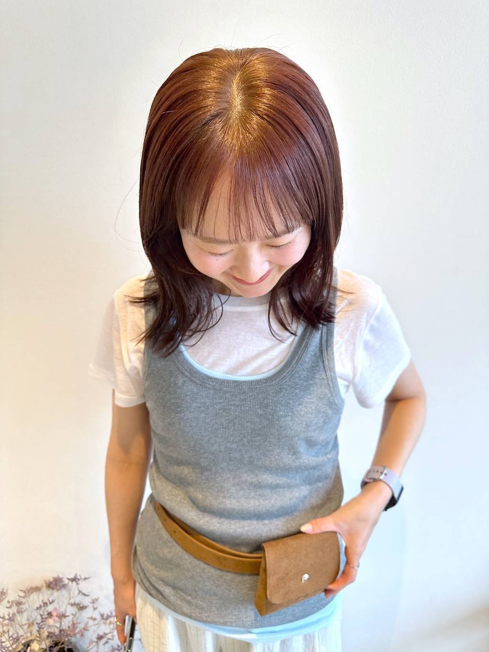 グレー系のタンクトップ、ホワイト系のTシャツ/カットソー、イエロー系のベルトを着用したレディースの夏コーディネートの1枚目の写真