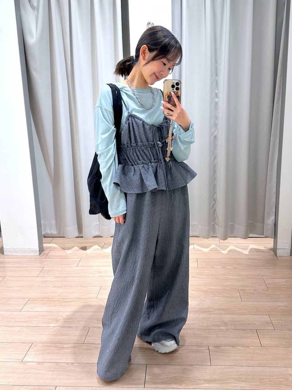 グリーン系のTシャツ/カットソー、ブラック系のトートバッグ、ブルー系のサロペット/オーバーオールを着用したレディースの春コーディネートの1枚目の写真