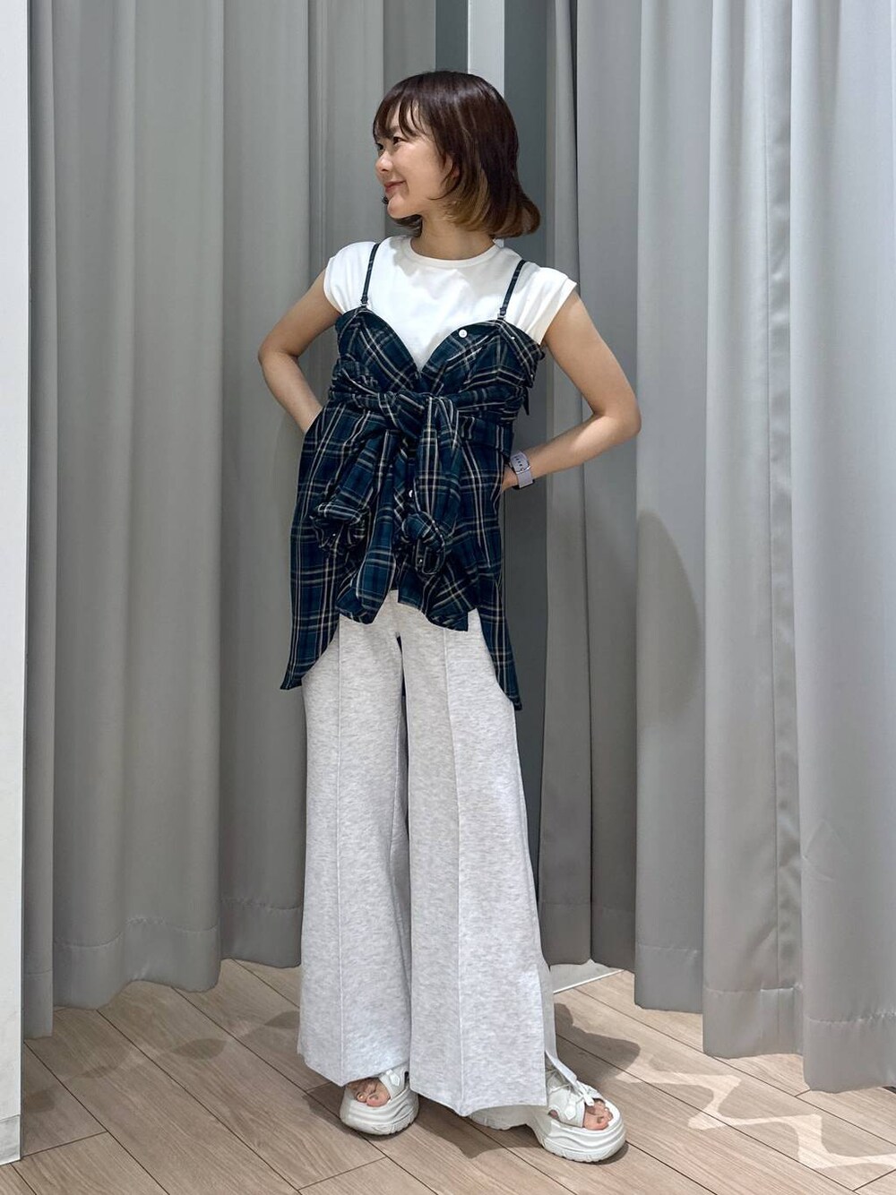 ホワイト系のサンダル、グリーン系のシャツ/ブラウス、グレー系のスウェットパンツを着用したレディースの夏コーディネートの1枚目の写真