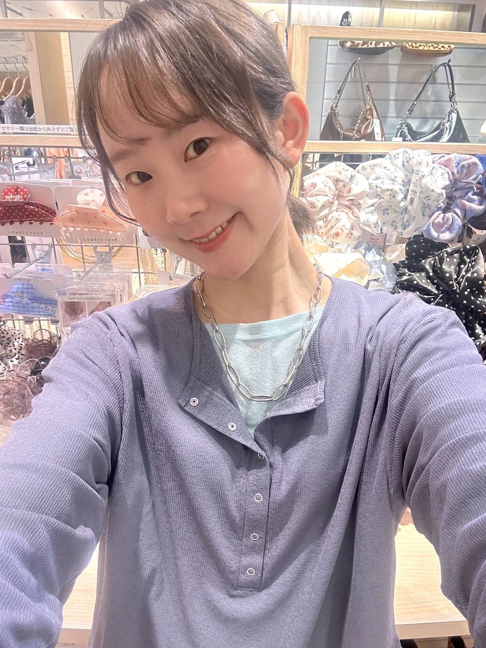 グリーン系のTシャツ/カットソー、ブルー系のデニムパンツ、グレー系のTシャツ/カットソーを着用したレディースの春コーディネートの1枚目の写真