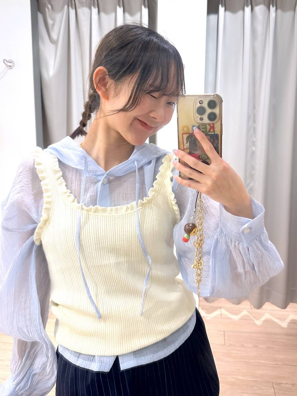 ホワイト系のショルダーバッグ、ブルー系のその他パンツ、ホワイト系のスニーカーを着用したレディースの春コーディネートの1枚目の写真