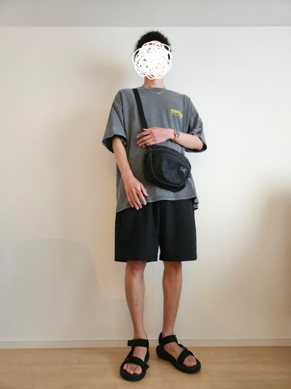 「メンズファッション、さらっと晴れやかスナップ、休日コーデ、シンプルスタイル、ラフコーデ、モノトーンコーデ、プチプラ、サンダル」｜「TevaのHURRICANE XLT 2（サンダル、ブラック系）」を使った、むとうさん（骨格ウェーブ・メンズ・171cm）の夏コーディネートの1枚目の写真