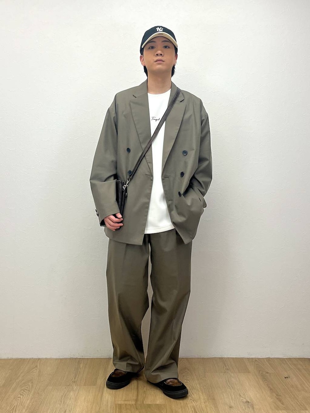 「春コーデ、ゆったり、カジュアル、きれいめ、セットアップ、ジャケット、テーラードジャケット、スラックス、Tシャツ、キャップ、バッグ、RAGEBLUE」｜「RAGEBLUEの【セットアップ対応】アソートWテーラードジャケット/シングルジャケット（テーラードジャケット、ベージュ系）」を使った、RINさん（メンズ・171cm）の春コーディネートの1枚目の写真