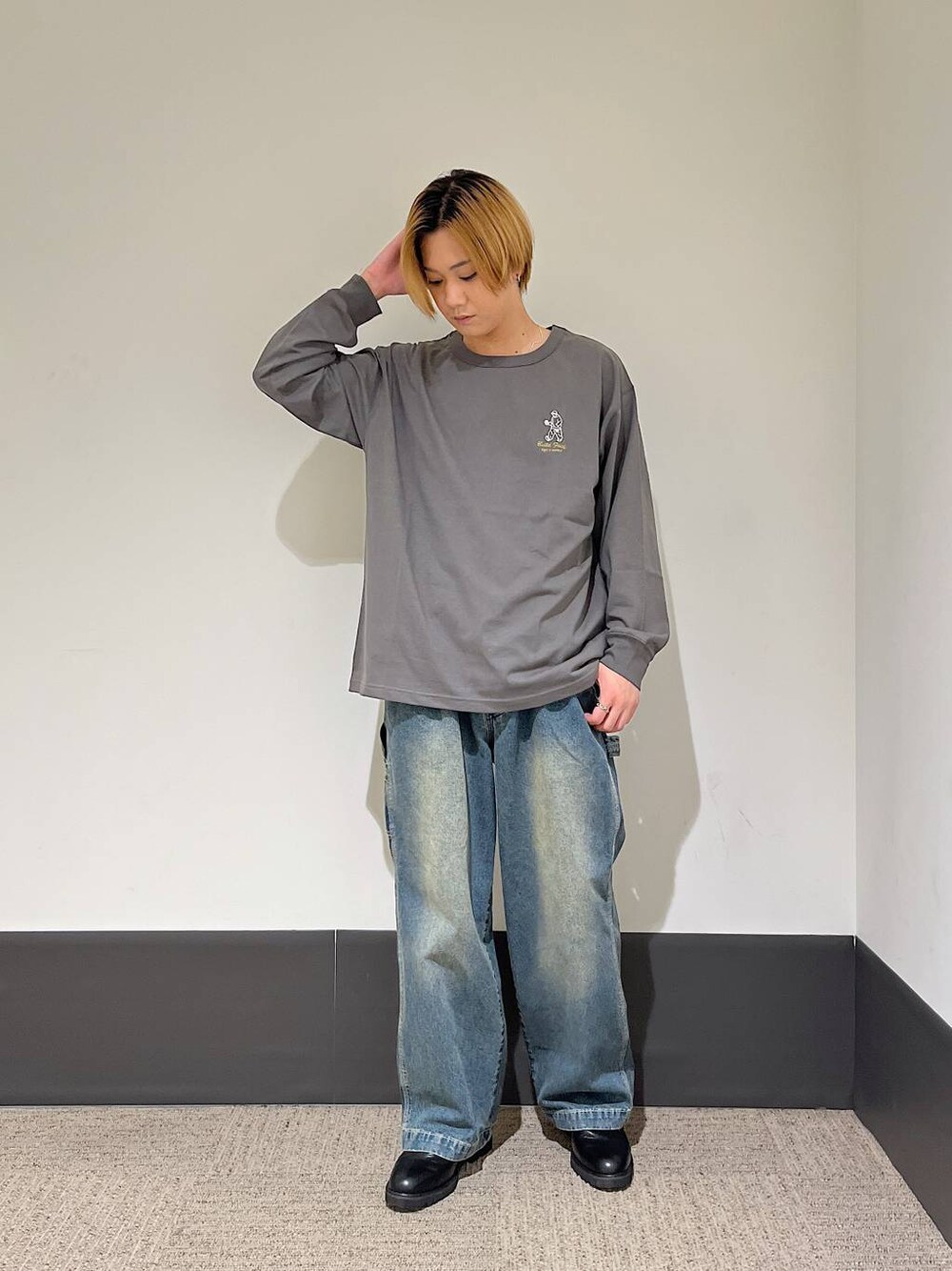 「ゆったり、カジュアル、きれいめ、ロンT、デニムパンツ、シンプルコーデ、リング、RAGEBLUE、秋コーデ、秋冬新作」｜「RAGEBLUEの＜身長5cmアップ！＞シンセティックレザー/インヒールシューズ（ドレスシューズ、ブラック系）」を使った、RINさん（メンズ・171cm）の秋コーディネートの1枚目の写真