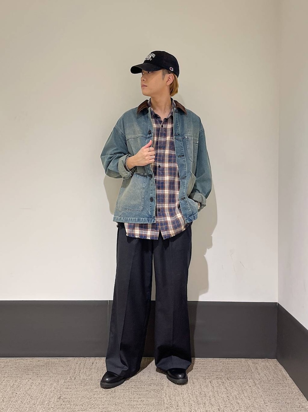 「ゆったり、カジュアル、きれいめ、デニムジャケット、シャツ、タンクトップ、ワイドパンツ、スラックス、キャップ、リング、ブレスレット、RAGEBLUE、夏コーデ、秋コーデ」｜「RAGEBLUEの＜身長5cmアップ！＞シンセティックレザー/インヒールシューズ（ドレスシューズ、ブラック系）」を使った、RINさん（メンズ・172cm）の夏コーディネートの1枚目の写真