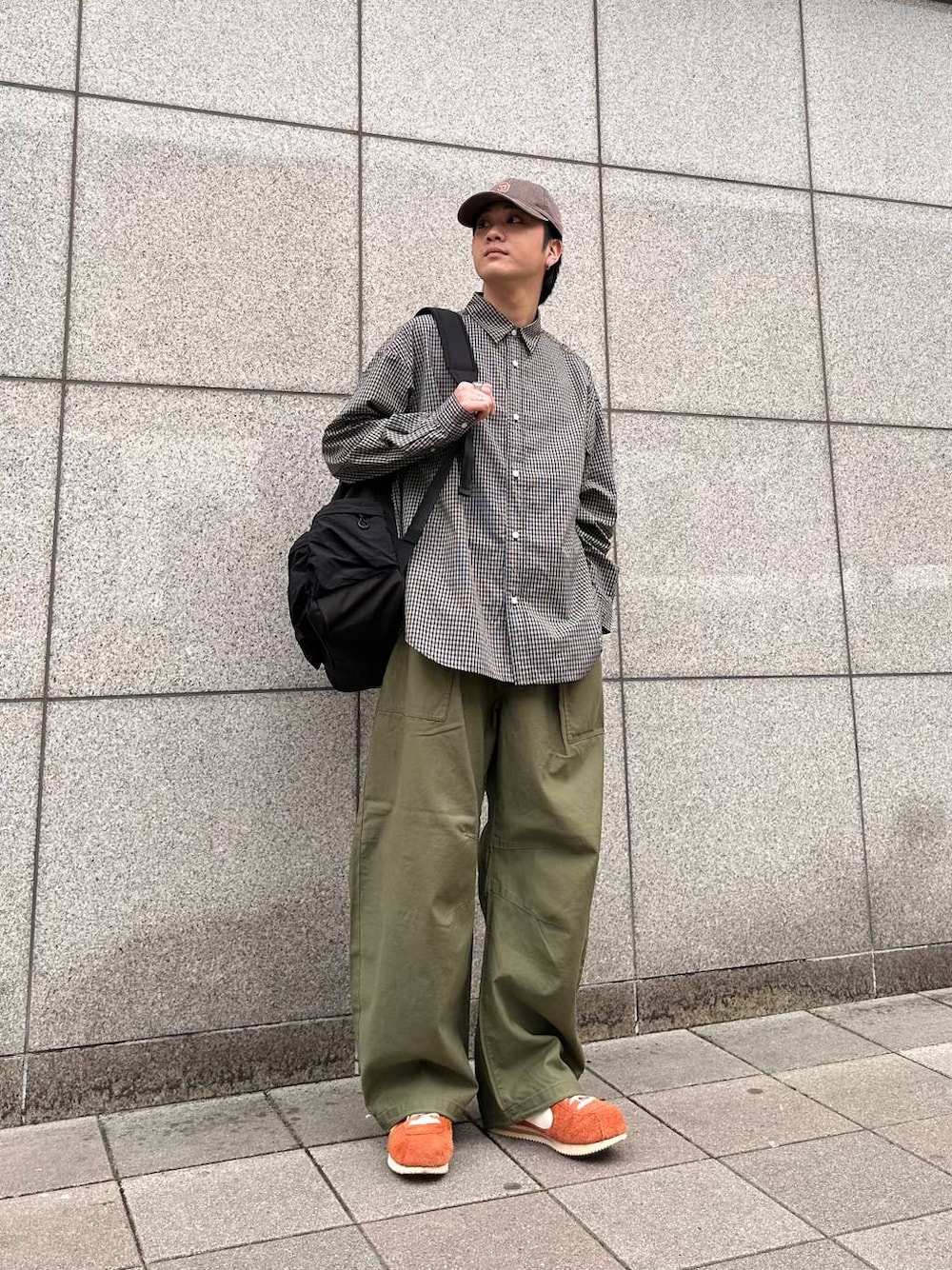 「ゆったり、春コーデ、カジュアル、きれいめ、シャツ、ワイドパンツ、ミリタリー、キャップ、リュック・バッグ、RAGEBLUE」｜「RAGEBLUEのマルチポケットバックパック/リュック（バックパック/リュック、ブラック系）」を使った、RINさん（メンズ・171cm）の春コーディネートの1枚目の写真