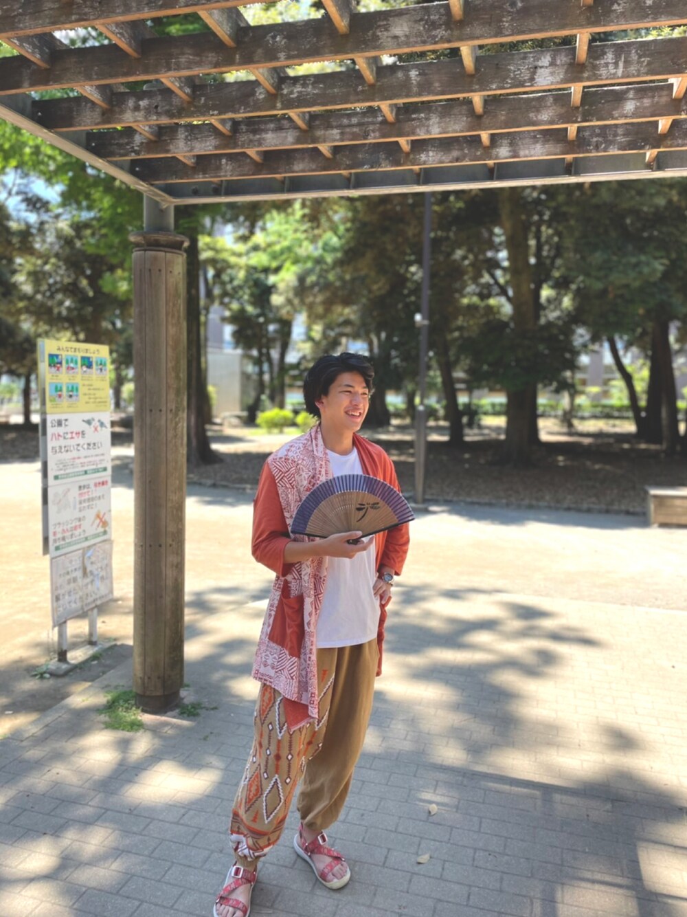 「メンズコーデ、夏コーデ、大学生、大学生コーデ、チャイハネ、グラニフ、サンダル、サンダルコーデ、扇子」｜「Columbiaのアイテム（サンダル、ホワイト系）」を使った、myut  相互さん（メンズ・180cm）の夏コーディネートの1枚目の写真