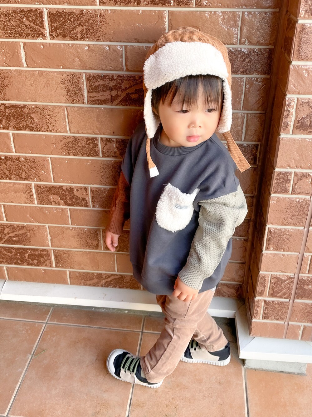 「キッズファッション、ストリート、スニーカーコーデ、おしゃれさんと繋がりたい、男の子、男の子コーデ、韓国ファッション、韓国子供服、韓国風コーデ、BREEZE、BREEZEコーデ、バイカラー」｜「BREEZEのニット切替トレーナー（スウェット、グレー系）」を使った、touaさん（キッズ・90cm）の冬コーディネートの1枚目の写真