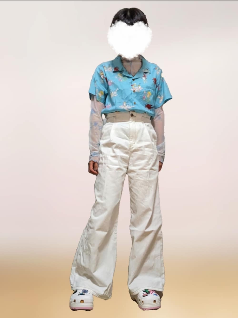 「夏コーデ、パンツスタイル、夏服、サンダル、アロハシャツ、アロハシャツコーデ、水色×白、crocs、クロックス、ホワイトパンツ、ホワイト×ブルー」｜「GUのアイテム（パンツ、ホワイト系）」を使った、マユリストさん（レディース・159cm）の夏コーディネートの1枚目の写真