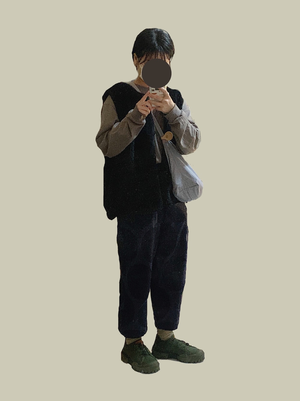 「休日スタイル、スニーカー、ドットパンツ、厚底シューズ、kanoco、低身長、ショートヘア、ファーベスト、大人コーデ」｜「WHIMSICの【WHIMSIC】マルチファンクションフィールドコート&ファーベスト/マルチアウター/モッズコート/インナーベスト（その他アウター、ブラック系）」を使った、おやすみ犬さん（レディース・152cm）の冬コーディネートの1枚目の写真