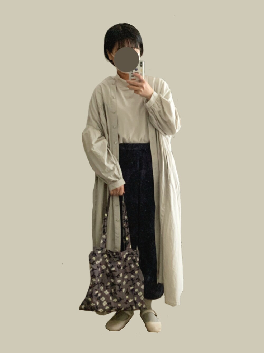 「休日スタイル、大人コーデ、低身長、トートバッグ、ワンピース、ショートヘア、オオカミとフクロウ、TANDEY、おしゃれさんと繋がりたい」｜「tandeyのアイテム（ワンピース/ドレス、グレー系）」を使った、おやすみ犬さん（レディース・152cm）の春コーディネートの1枚目の写真
