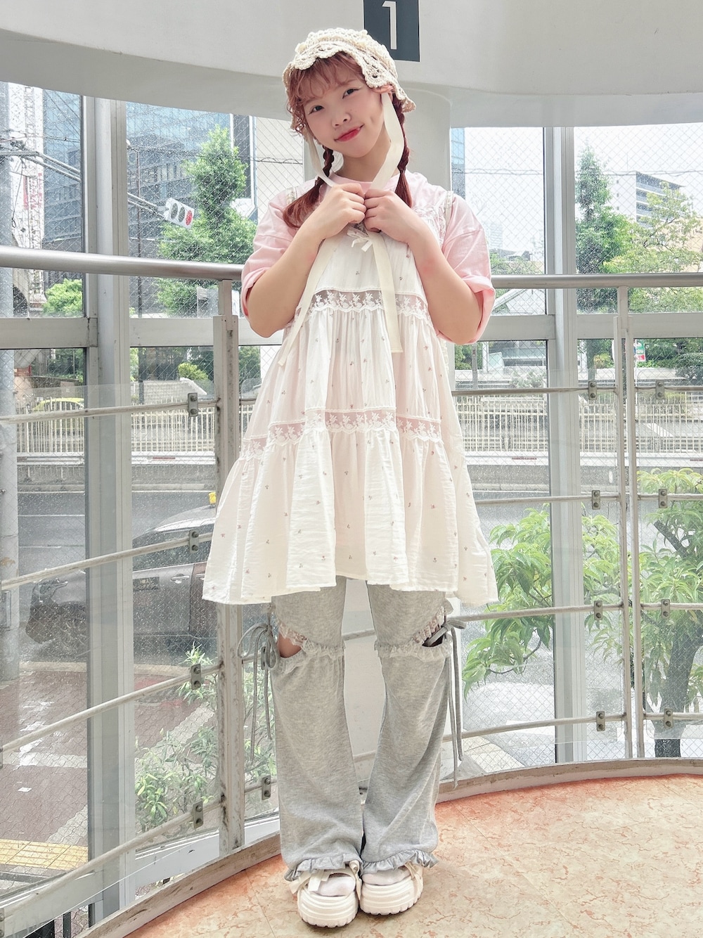 ピンク系のキャミソール、グレー系のスウェットパンツ、ピンク系のTシャツ/カットソーを着用したレディースの夏コーディネートの1枚目の写真