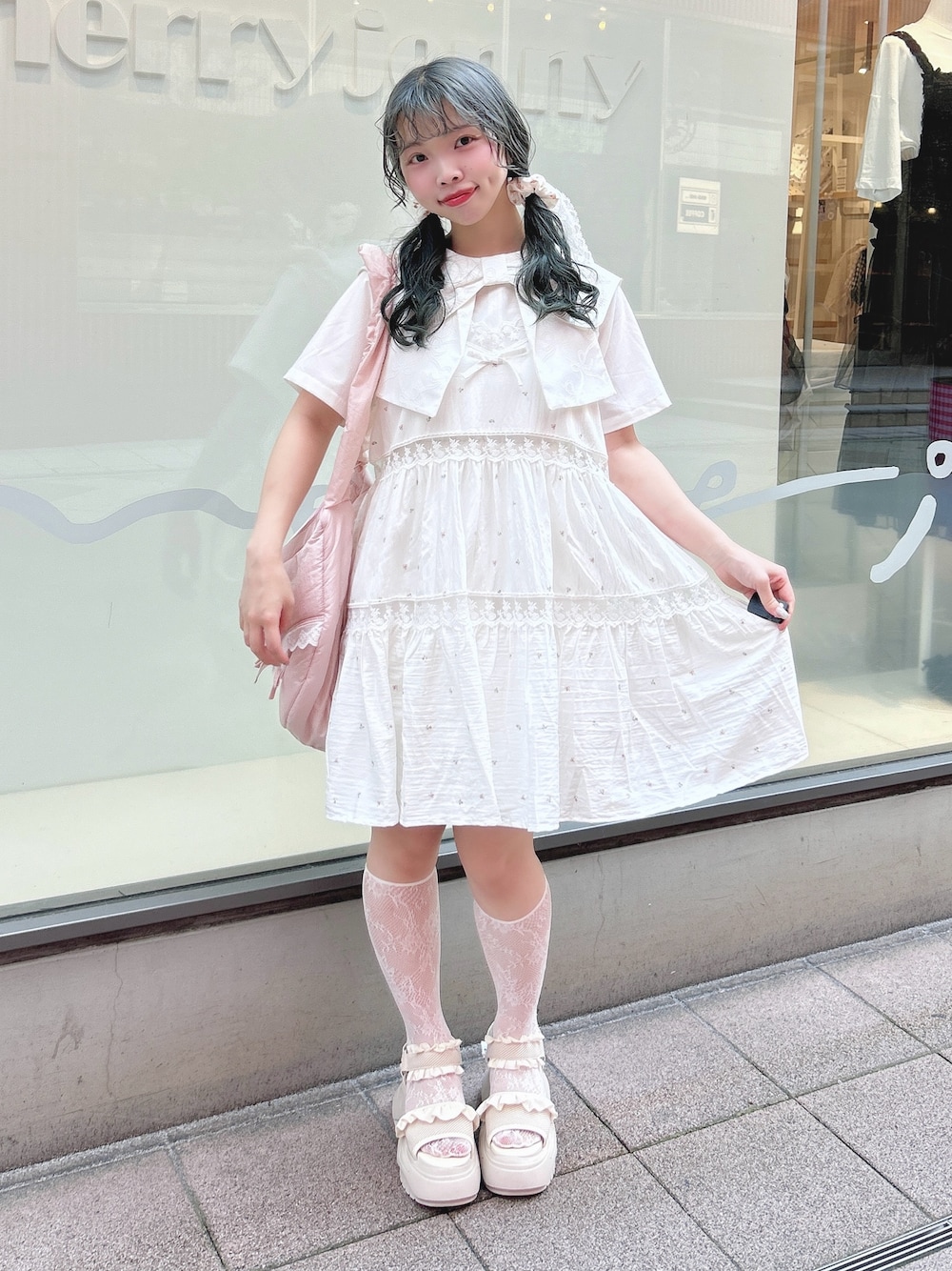 ピンク系のキャミソール、ホワイト系のワンピース、ピンク系のショルダーバッグを着用したレディースの夏コーディネートの1枚目の写真