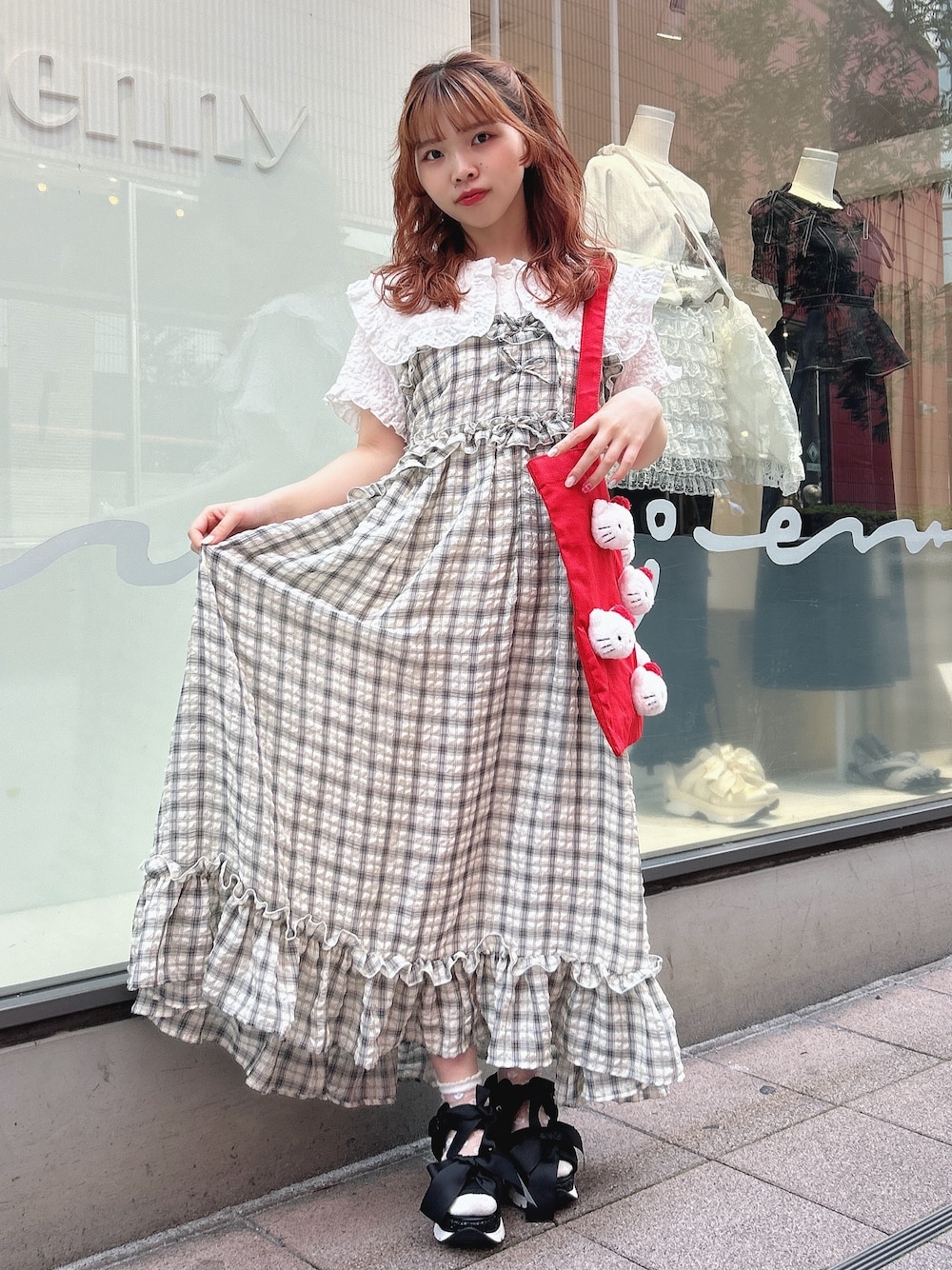 ブラック系のワンピース、ホワイト系のシャツ/ブラウス、レッド系のトートバッグを着用したレディースの夏コーディネートの1枚目の写真