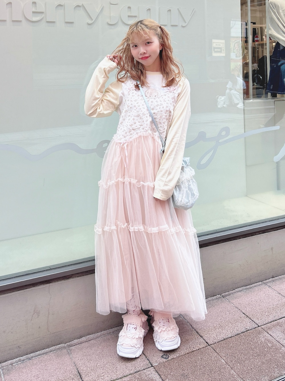 ピンク系のワンピース、イエロー系のTシャツ/カットソー、ブルー系のショルダーバッグを着用したレディースの秋コーディネートの1枚目の写真