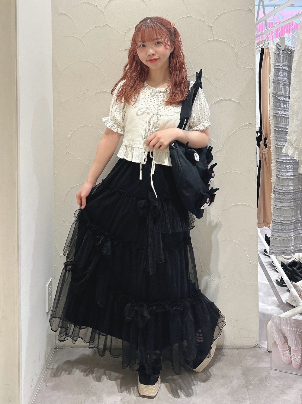 ホワイト系のシャツ/ブラウス、ブラック系のスカート、ブラック系のトートバッグを着用したレディースの春コーディネートの1枚目の写真