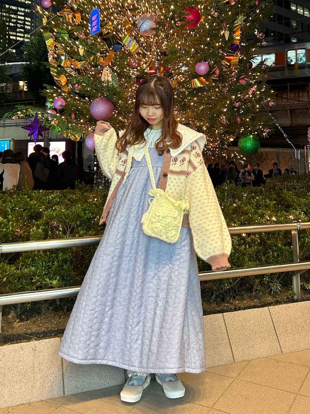 ホワイト系のシャツ/ブラウス、ピンク系のカーディガン/ボレロ、ホワイト系のハンドバッグを着用したレディースの秋コーディネートの1枚目の写真