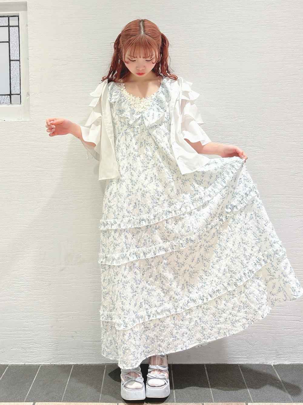 ホワイト系のワンピース、ホワイト系のシャツ/ブラウス、ブルー系のサンダルを着用したレディースの春コーディネートの1枚目の写真