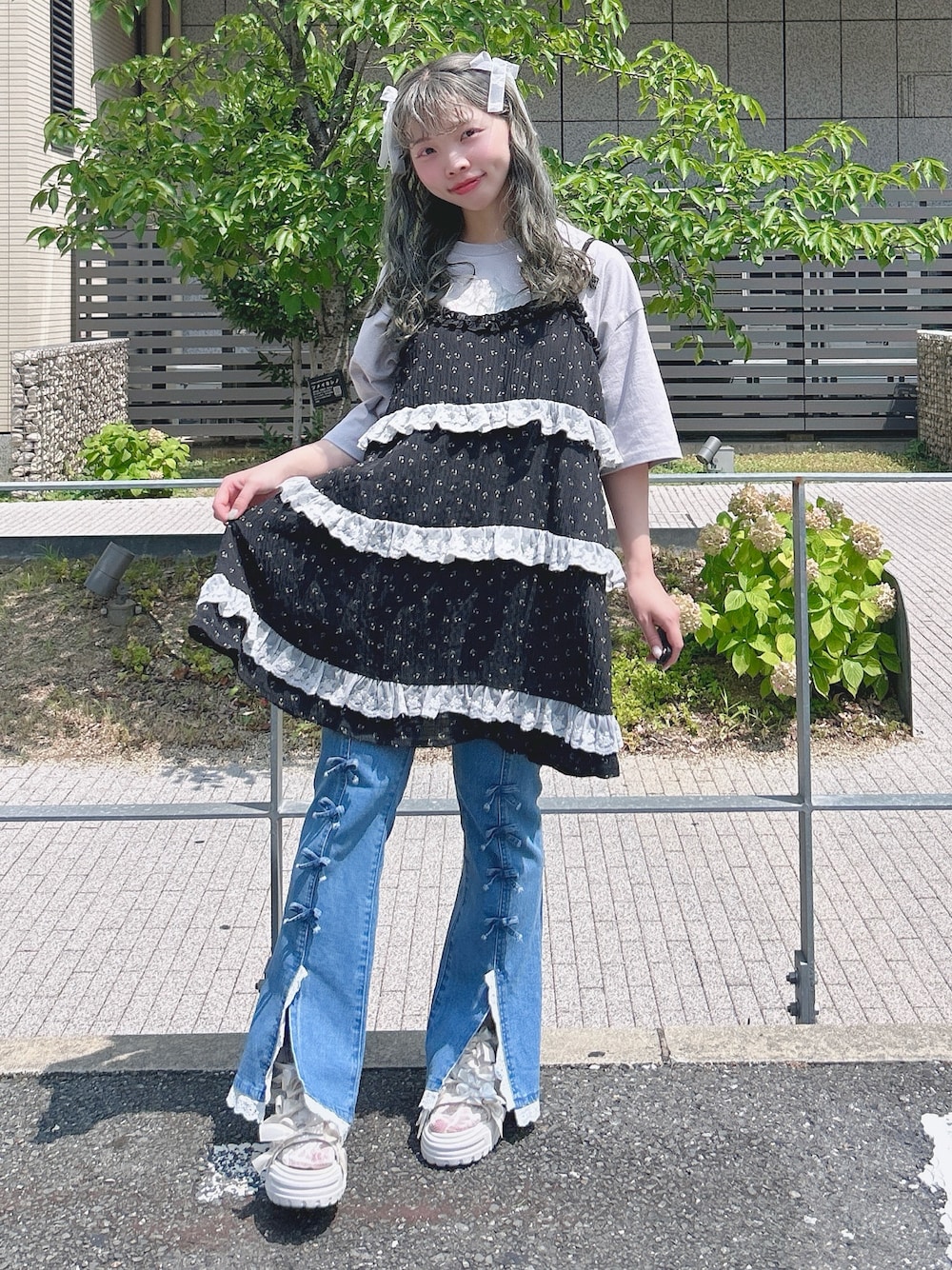ブラック系のチュニック、パープル系のTシャツ/カットソー、ブルー系のデニムパンツを着用したレディースの夏コーディネートの1枚目の写真