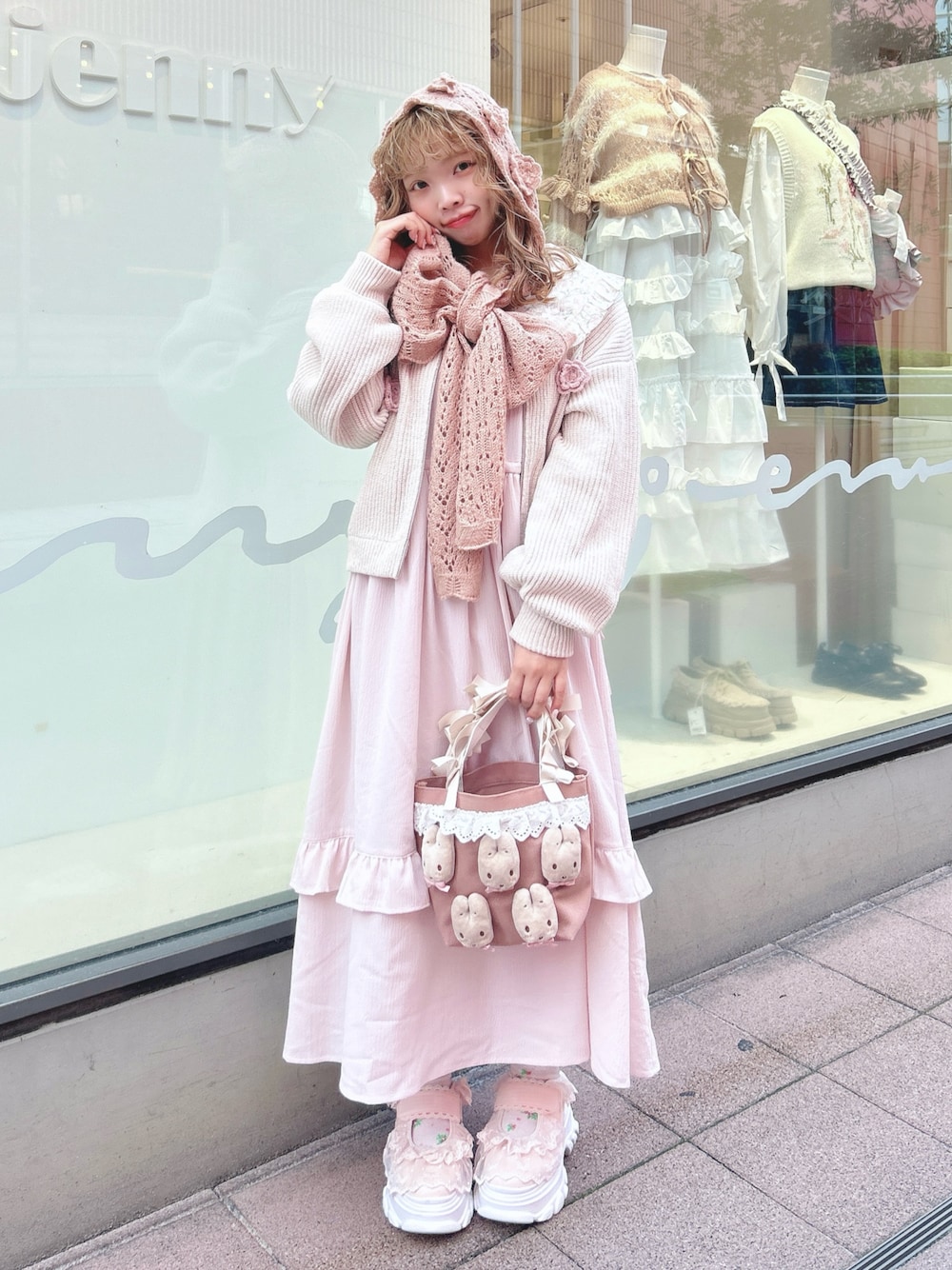 ピンク系のワンピース、ホワイト系のカーディガン/ボレロ、ピンク系のハンドバッグを着用したレディースの秋コーディネートの1枚目の写真