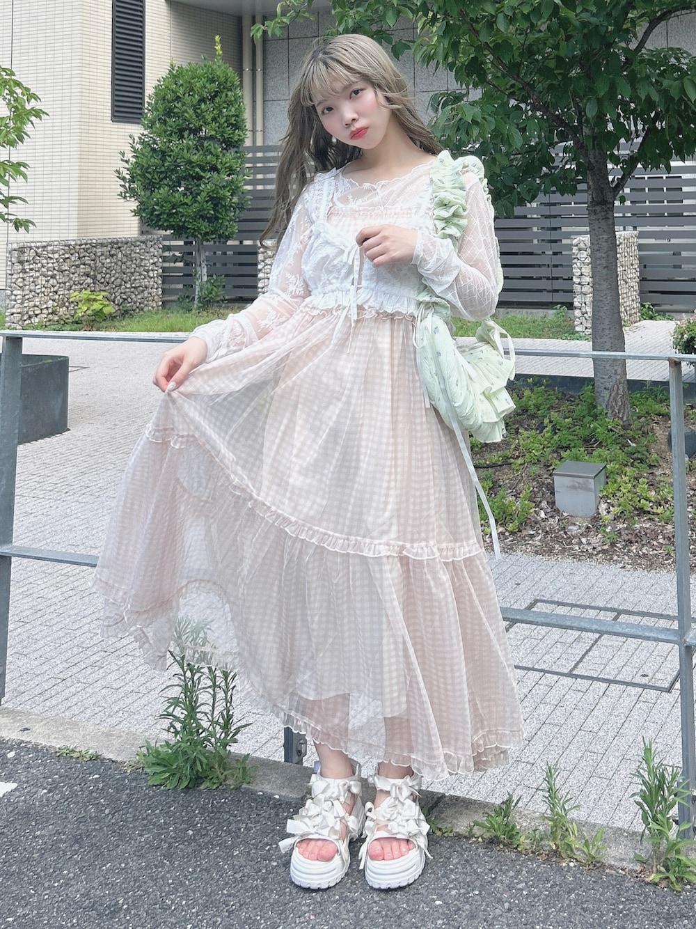 ギンガムシアーティアードワンピースを使った人気ファッション