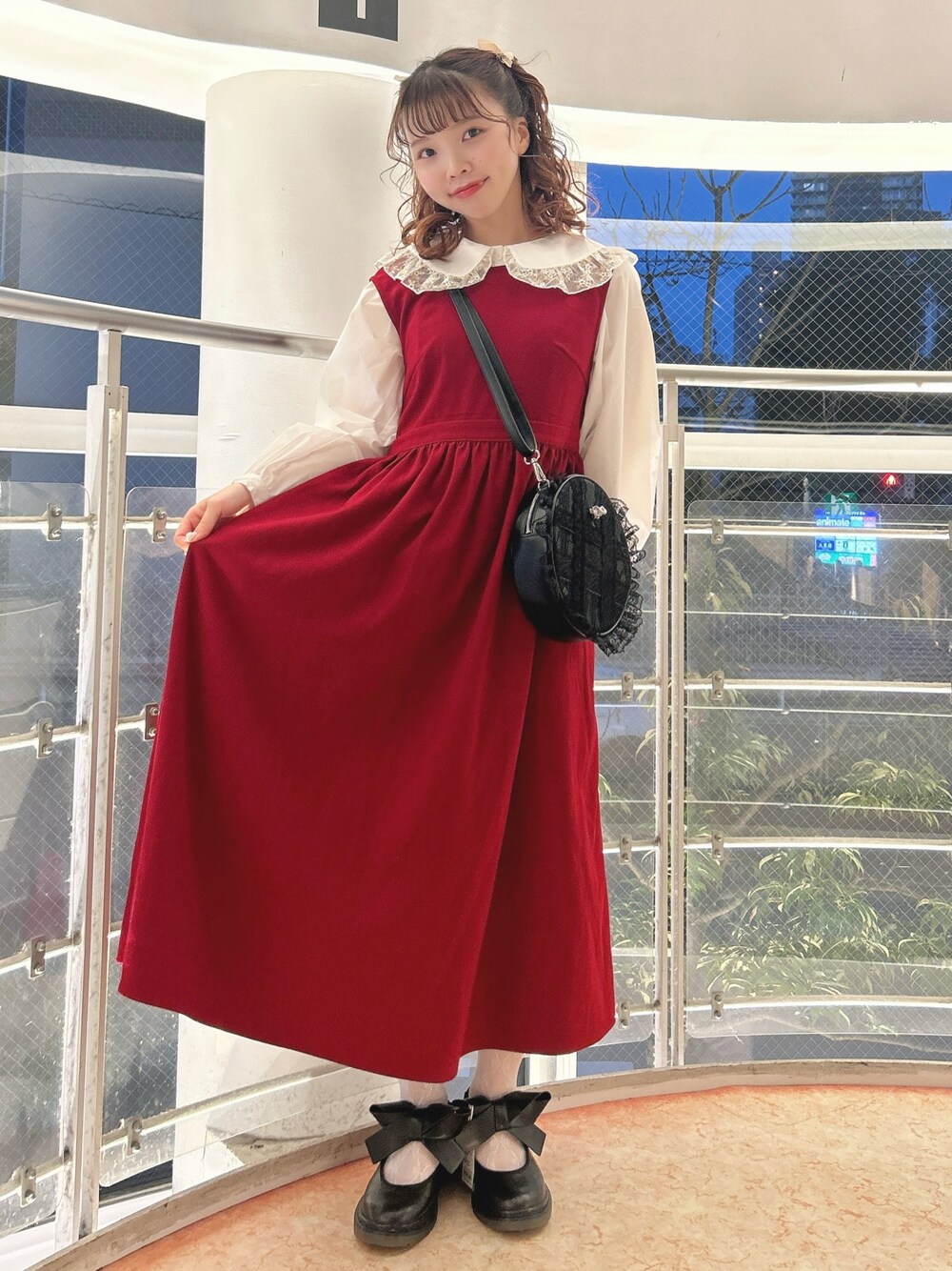 レッド系のワンピース、ゴールド系のシャツ/ブラウス、ブラック系のショルダーバッグを着用したレディースの秋コーディネートの1枚目の写真