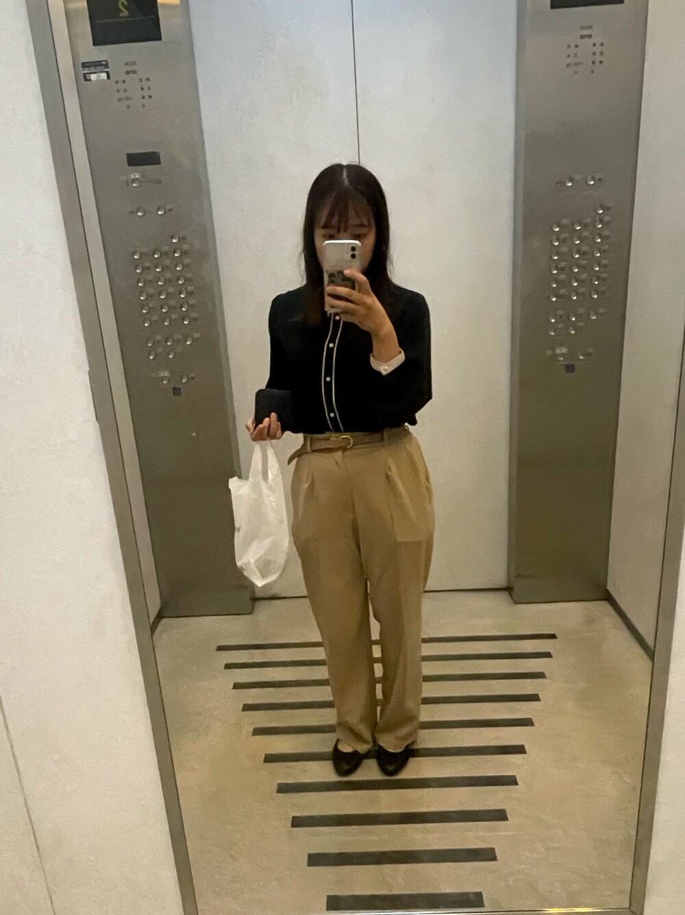 「オフィスカジュアル」｜「GUのアイテム（スラックス、ベージュ系）」を使った、a‘nca*さん（レディース・156cm）の冬コーディネートの1枚目の写真