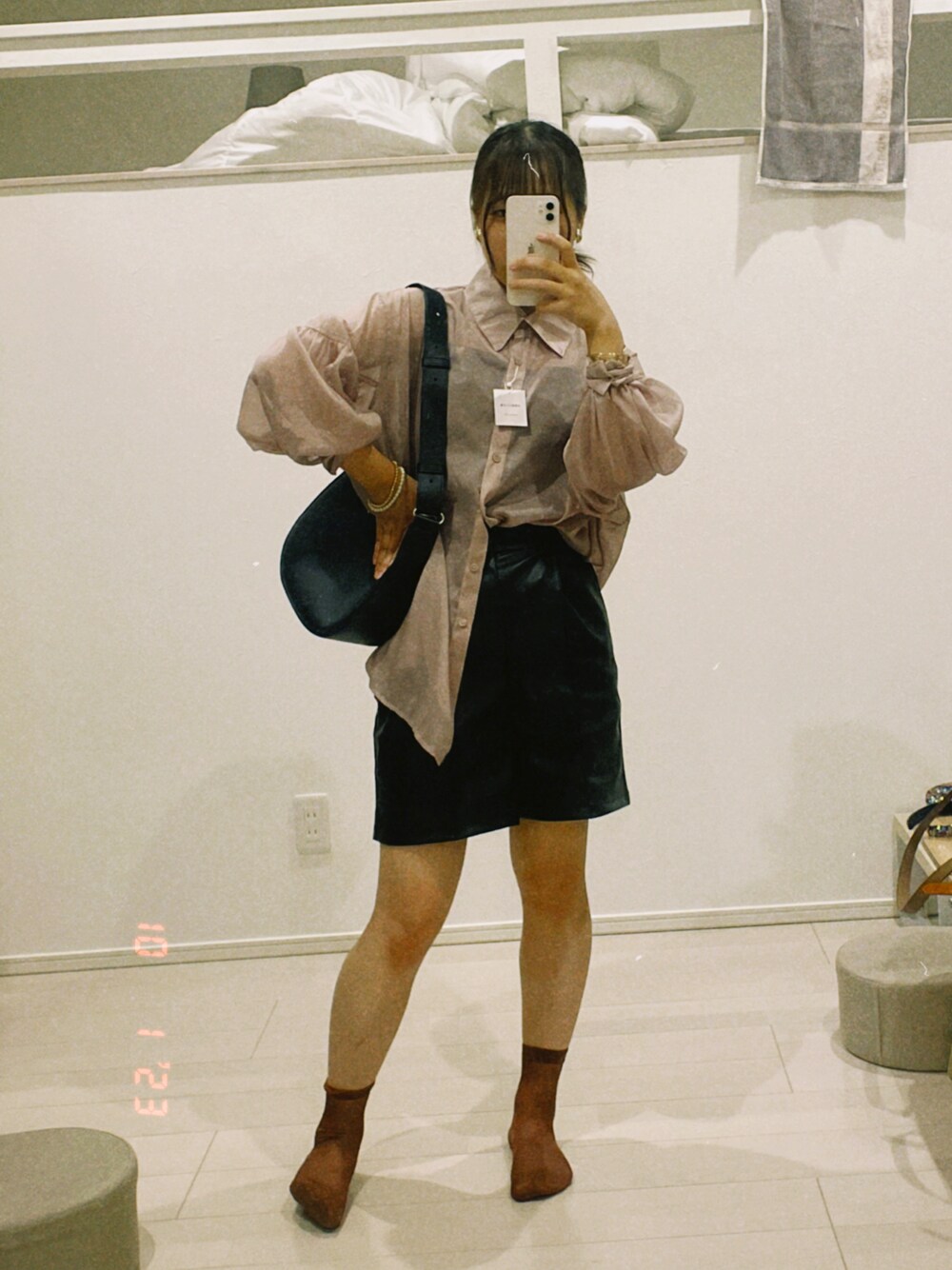 「シャツ、ピンク、レザー、レザーパンツ」｜「INGNIのアイテム（シャツ/ブラウス、ピンク系）」を使った、a‘nca*さん（レディース・156cm）の冬コーディネートの1枚目の写真