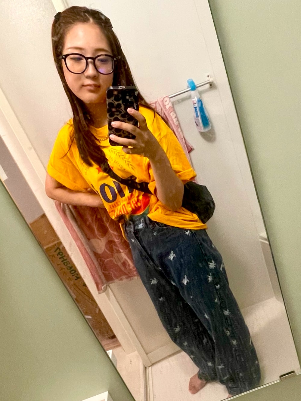 ブルー系のデニムパンツを着用したレディースの秋コーディネートの1枚目の写真