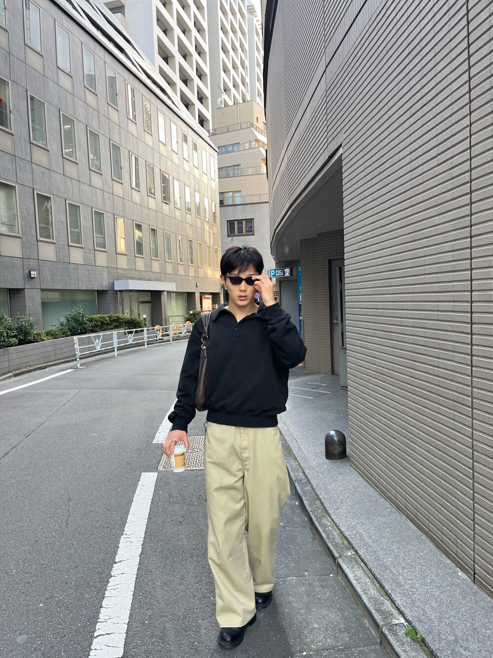 「秋冬コーデ、メンズコーデ、メンズファッション、休日コーデ、秋のコーデ、ファッションを楽しもう」｜「BEAMSのアイテム（チノパンツ、ベージュ系）」を使った、00010024さん（メンズ・177cm）の秋コーディネートの1枚目の写真