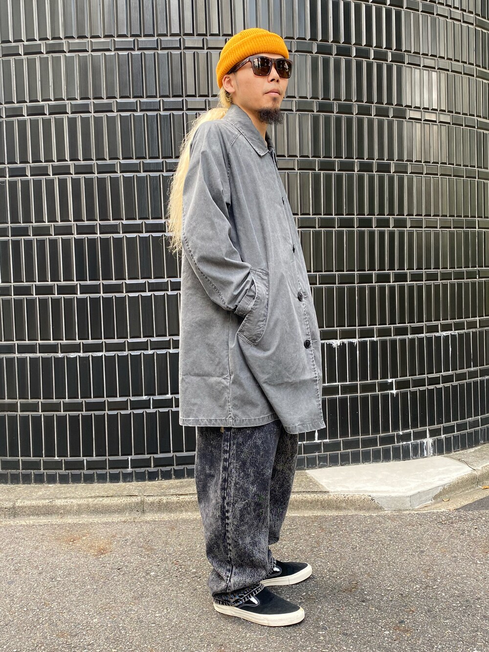「秋服、スケーターパンツ、トレンチコート、VOLCOM、名古屋、スケートボード、デニム」｜「VOLCOMのSWEEP BEANIE（ニットキャップ/ビーニー、イエロー系）」を使った、林就大さん（メンズ・171cm）の秋コーディネートの1枚目の写真