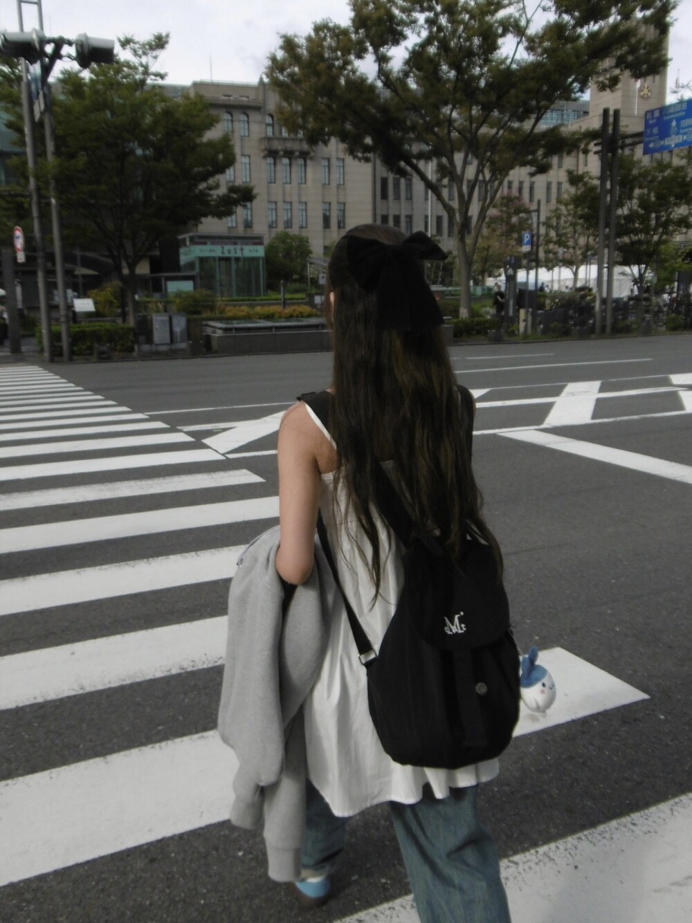 ブラック系のバックパック/リュックを着用したレディースの秋コーディネートの1枚目の写真