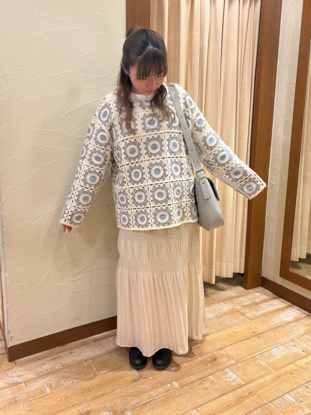 「はるコーデ、春コーデ、ワントーン、ワントーンコーデ、グレーコーデ、かぎ針編みニット、スカート、ラメスカート、エヘカソポ、ehka sopo」｜「ehka sopoのかぎ針風プルオーバー（ニット/セーター、グレー系）」を使った、mechanさん（レディース・160cm）の春コーディネートの1枚目の写真