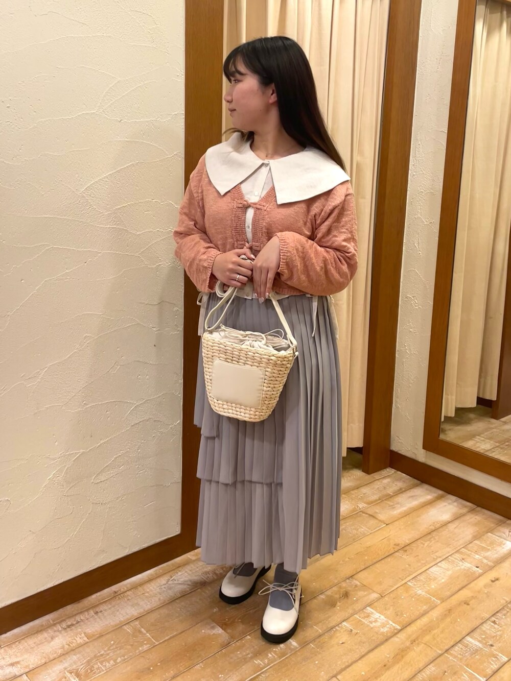 「春コーデ、ピンク、チャイナボタン、プリーツスカート、ティアードスカート、ビック襟、エヘカソポ、ehka sopo、春色コーデ」｜「ehka sopoのリボンストラップシューズ（その他シューズ、ホワイト系）」を使った、mechanさん（レディース・158cm）の春コーディネートの1枚目の写真