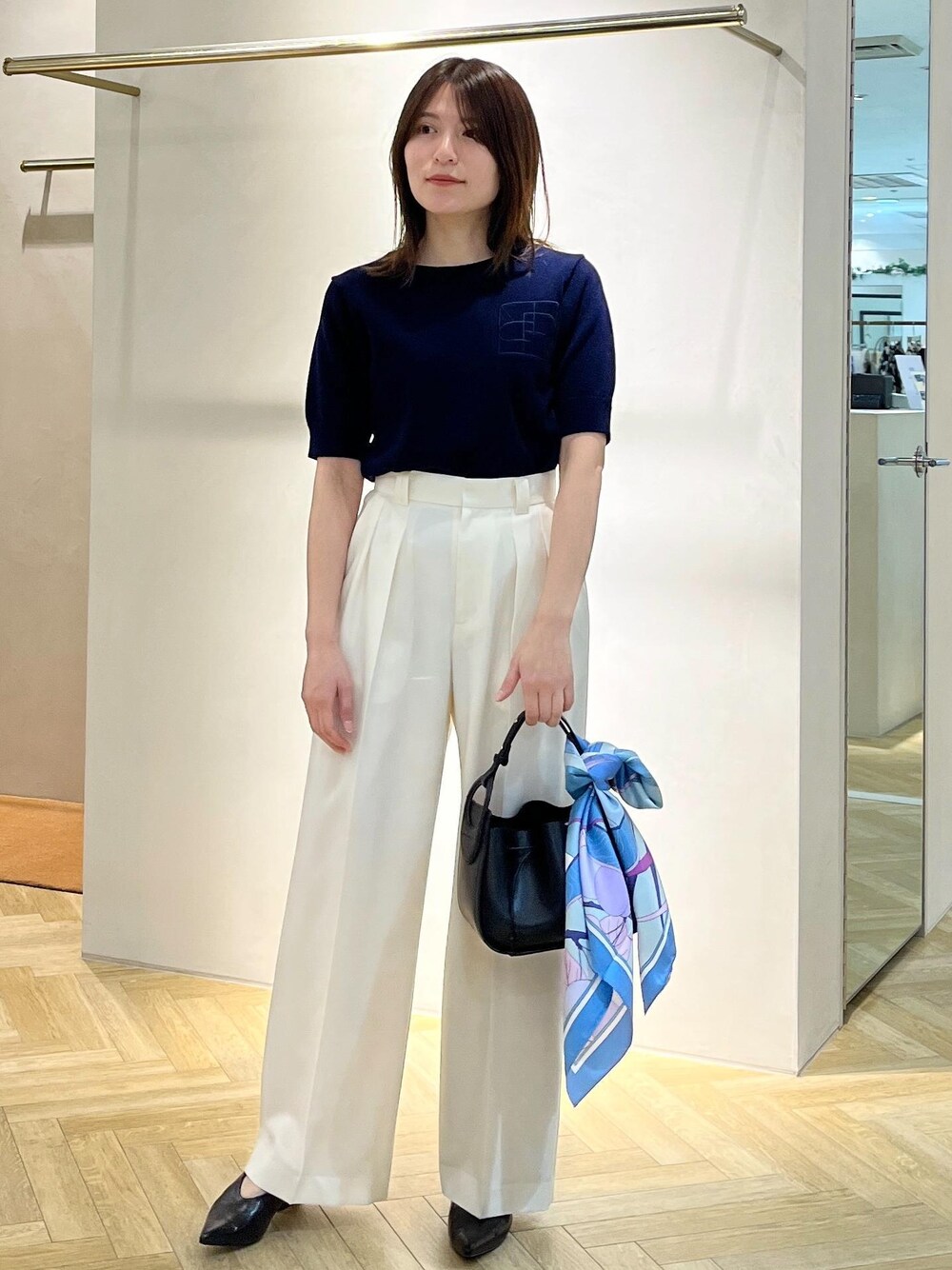 「ROPÉ、ナチュラル、イエベ春、混合、トップス、ニット/セーター、パンツ、バッグ、ショルダーバッグ、財布/小物、バンダナ/スカーフ、GGM25020、GGN25010、GGS25070、GGX24030」｜「ROPE'の【24AW新色追加】Amelie Bag （アメリ バッグ）【メディア掲載】【一部店舗限定】（ショルダーバッグ、ブラック系）」を使った、yukaさん（レディース・156cm）の春コーディネートの1枚目の写真