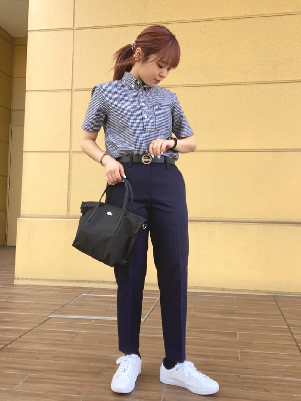 「白スニーカー、パンツスタイル、シャツスタイル、ポロシャツ」｜「LACOSTEのクールマックスブレンド鹿の子地マイクロチェックポロシャツ（ポロシャツ、ブルー系）」を使った、zaitsuさん（レディース・157cm）の春コーディネートの1枚目の写真