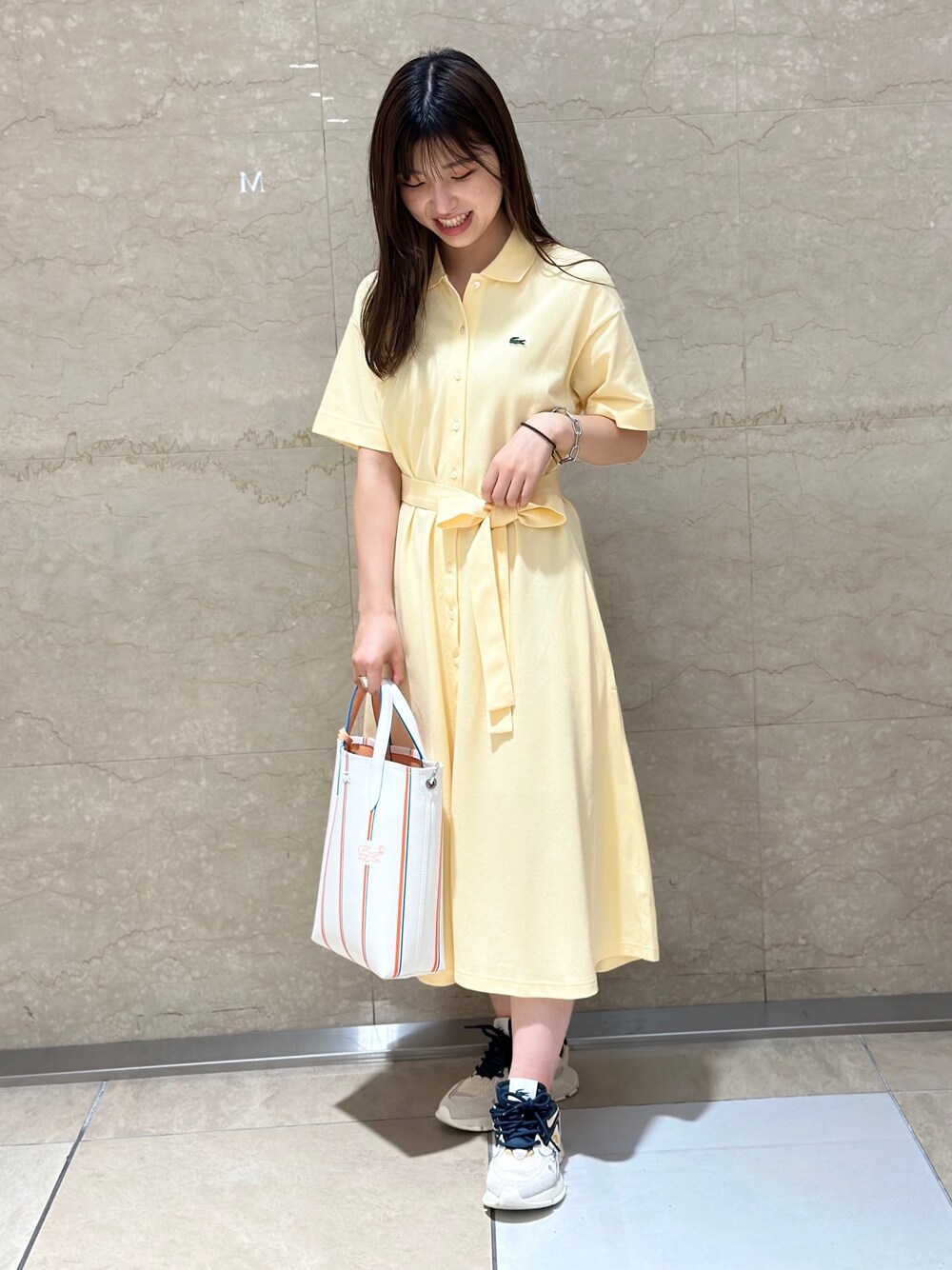 「楽チンコーデ、夏コーデ、低身長女子、ラフ、ワンピーススタイル、スニーカーコーデ、152cm、黄色、トートバッグ、春夏コーデ」｜「LACOSTEの鹿の子地シャツドレス（シャツワンピース、ホワイト系）」を使った、yoshikawaさん（レディース・152cm）の春コーディネートの1枚目の写真