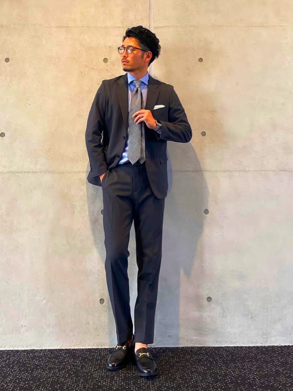 「セットアップ、UNIQLO、GU、ネクタイ、ローファー、ビジネススタイル」｜「GUのアイテム（ローファー、ブラック系）」を使った、まーしさん（メンズ・173cm）の夏コーディネートの1枚目の写真