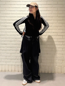 「アイテム（スニーカー、シルバー系）」を使った、TFさん（レディース・156cm）の秋コーディネート