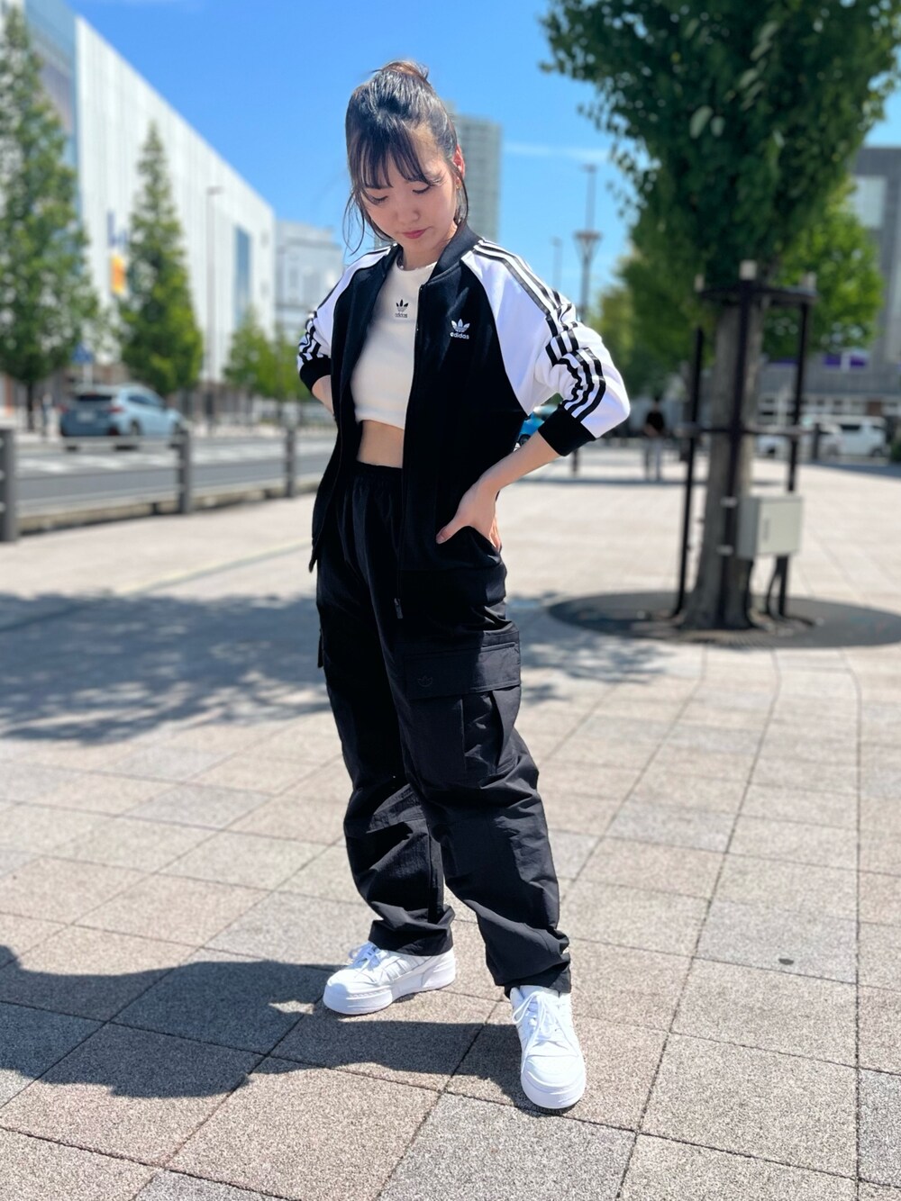 「カジュアル、adidas、モノトーン、カーゴパンツ、アディダス、フェススタイル、厚底シューズ、adidas originals、アディダスオリジナルス、ゆるコーデ」｜「adidasのプレミアム エッセンシャルズ カーゴパンツ / アディダスオリジナルス adidas Originals（カーゴパンツ、ブラック系）」を使った、TFさん（レディース・156cm）の夏コーディネートの1枚目の写真