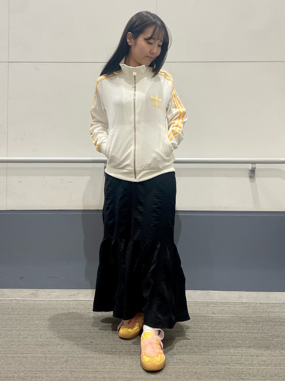 「スニーカー、adidas、ジャージ、アディダス、adidas originals、トラックジャケット、アディダスオリジナルス、トラックトップ、ガゼル、Tトゥシューズ」｜「adidasのプレミアム オリジナルス クレープ トラックトップ / トラックジャケット / アディダスオリジナルス adidas Originals（ジャージ、ホワイト系）」を使った、TFさん（レディース・156cm）の春コーディネートの1枚目の写真