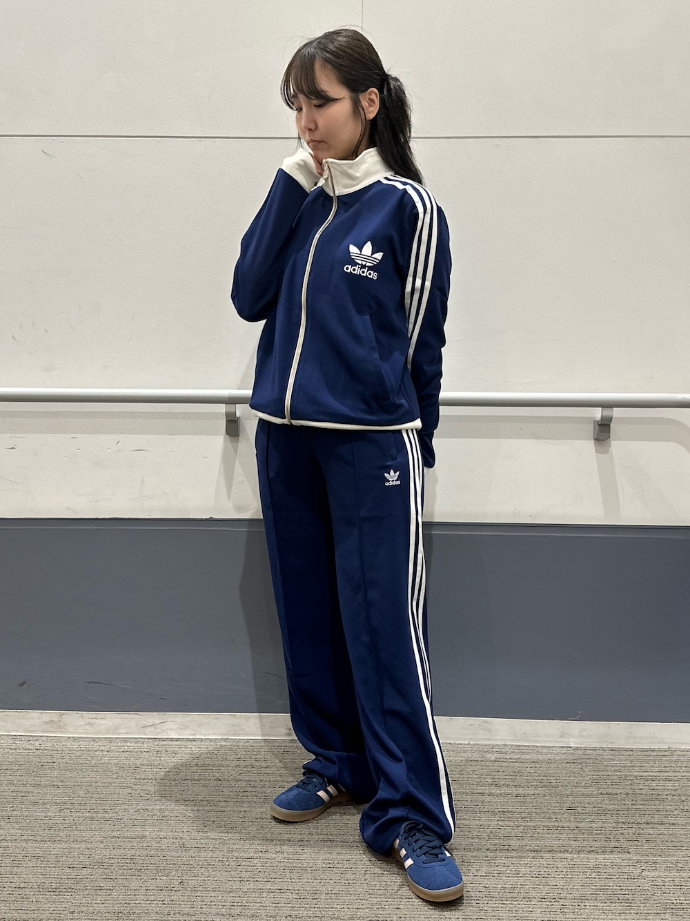 「スニーカー、セットアップ、adidas、ジャージ、アディダス、トラックパンツ、adidas originals、アディダスオリジナルス、トラックトップ、ガゼル」｜「adidasのプレミアム オリジナルス クレープ トラックスーツパンツ（ジャージ） / アディダスオリジナルス adidas Originals（スウェットパンツ、ブルー系）」を使った、TFさん（レディース・156cm）の春コーディネートの1枚目の写真