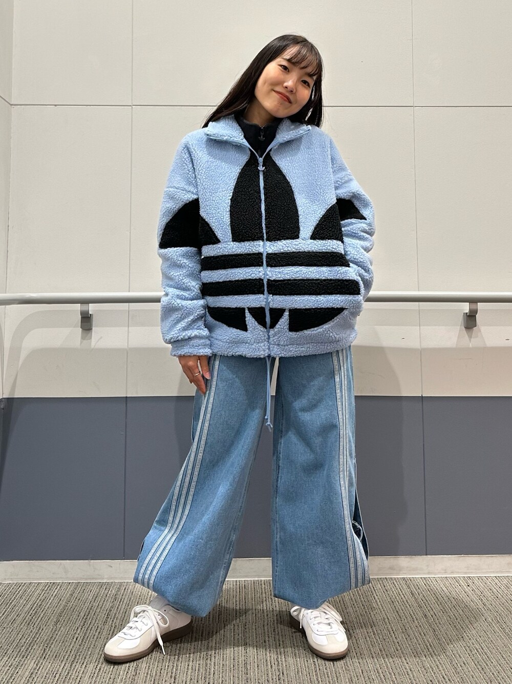 「スニーカー、ジャケット、アウター、ボア、adidas、ワイドパンツ、デニムパンツ、ボアジャケット、adidas originals、BW Army」｜「adidasのニュートラルコート デニムパンツ / アディダスオリジナルス adidas Originals（デニムパンツ、ブルー系）」を使った、TFさん（レディース・156cm）の秋コーディネートの1枚目の写真