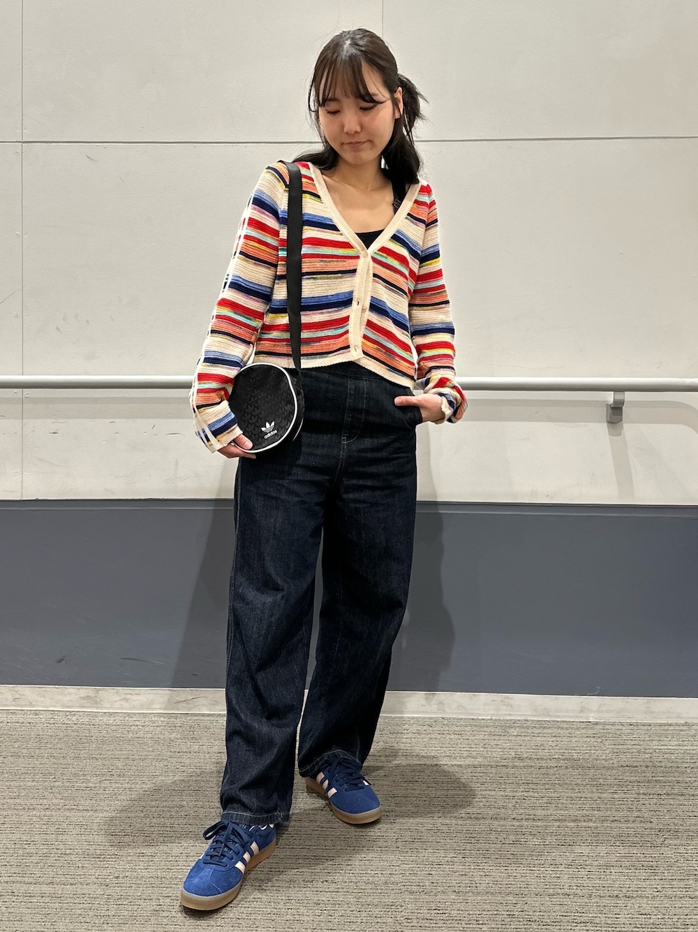 「スニーカー、ニット、ショルダーバッグ、ニットカーディガン、adidas、アディダス、adidas originals、モノグラム、ガゼル、クセニア・シュナイダー」｜「adidasのトレフォイル モノグラム ジャカード ラウンドバッグ / アディダスオリジナルス adidas Originals（バックパック/リュック、ブラック系）」を使った、TFさん（レディース・156cm）の春コーディネートの1枚目の写真