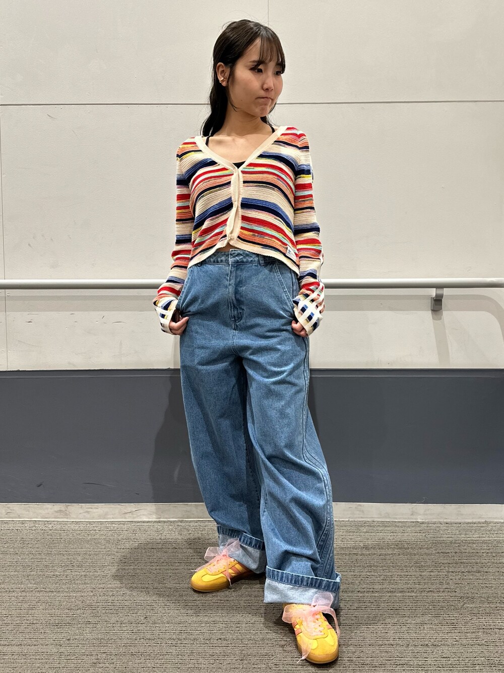 「スニーカー、ニットカーディガン、adidas、アディダス、デニムパンツ、adidas originals、ワイドデニム、スリーストライプス、ガゼル、クセニア・シュナイダー」｜「adidasのKSENIASCHNAIDER スリーストライプス ジーンズ / アディダスオリジナルス adidas Originals（デニムパンツ、ブルー系）」を使った、TFさん（レディース・156cm）の春コーディネートの1枚目の写真