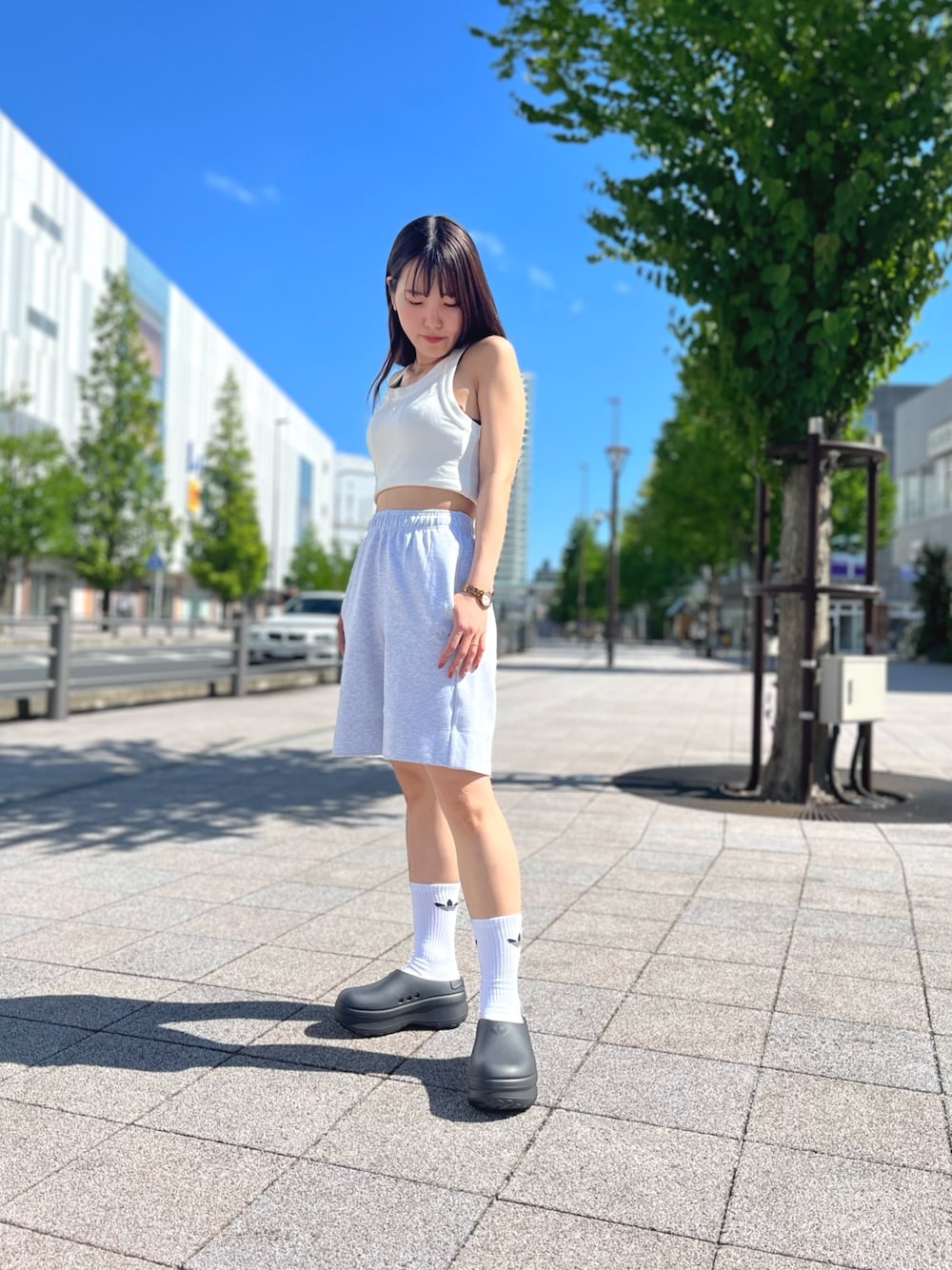 「adidas、アディダス、スポーツミックス、休日スタイル、ハーフパンツ、サンダル、厚底シューズ、adidas originals、夏コーデ、淡色コーデ」｜「adidasのプレミアム エッセンシャルズ ロゴショーツ / ハーフパンツ / アディダスオリジナルス adidas Originals（その他パンツ、グレー系）」を使った、TFさん（レディース・156cm）の夏コーディネートの1枚目の写真