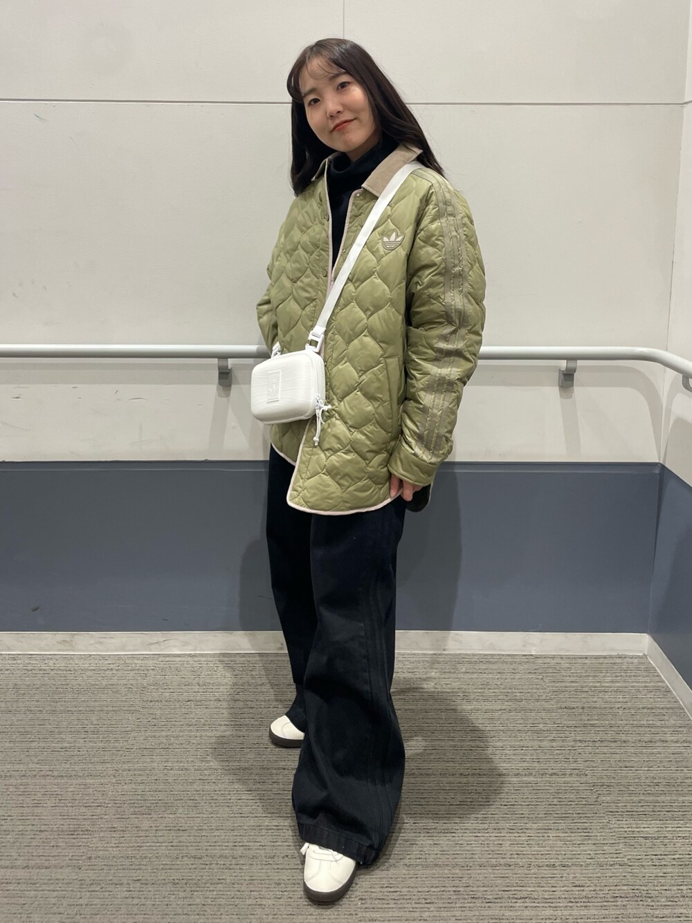 「スニーカー、アウター、ダウンジャケット、ショルダーバッグ、キルティング、adidas、デニムパンツ、adidas originals、ガゼル、クセニア・シュナイダー」｜「adidasのSST エアライナーバッグ / アディダスオリジナルス adidas Originals（ショルダーバッグ、ホワイト系）」を使った、TFさん（レディース・156cm）の冬コーディネートの1枚目の写真